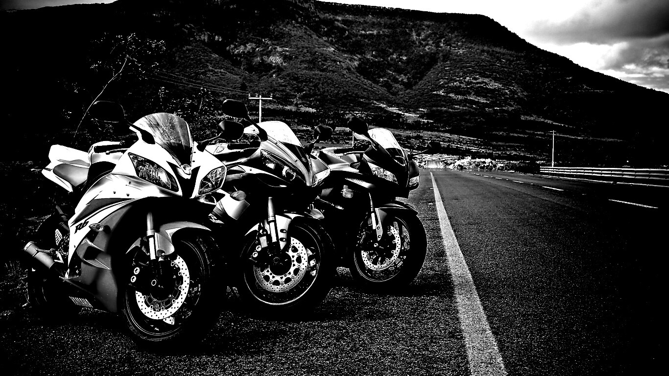 Раллийные мотоциклы на дороге обои