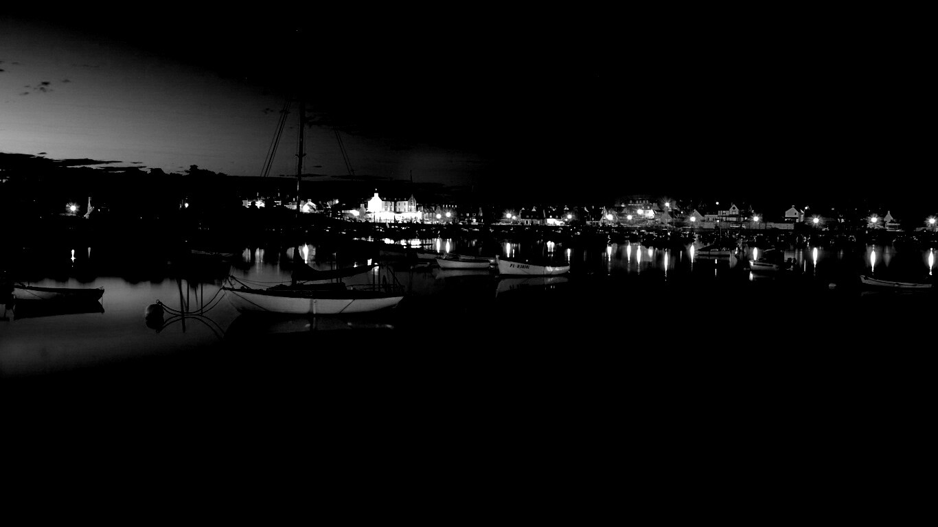 Лодки на вечерней воде обои