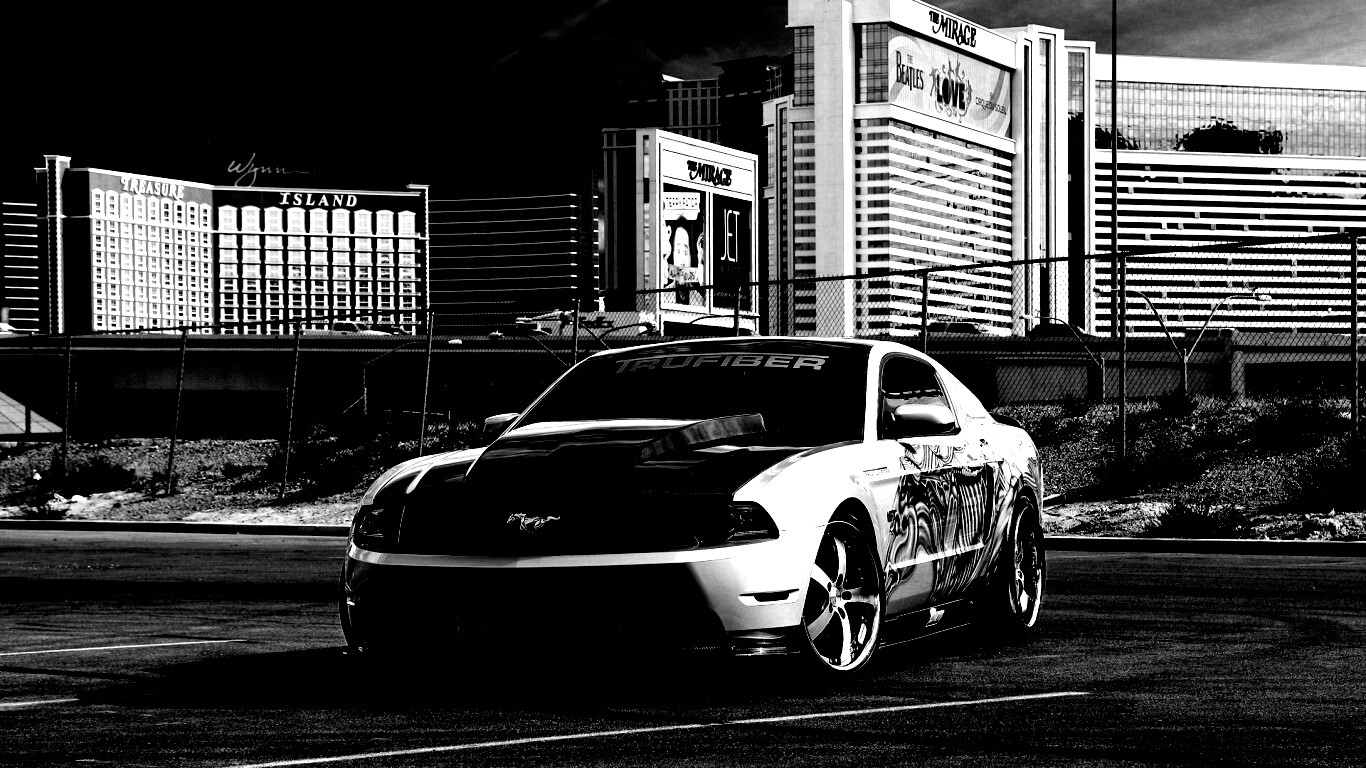 Мустанг на парковке обои