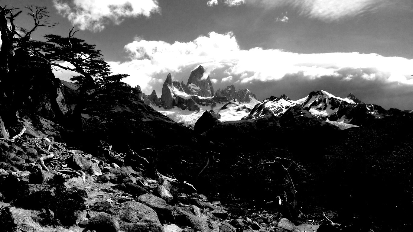 Далекие горные вершины обои