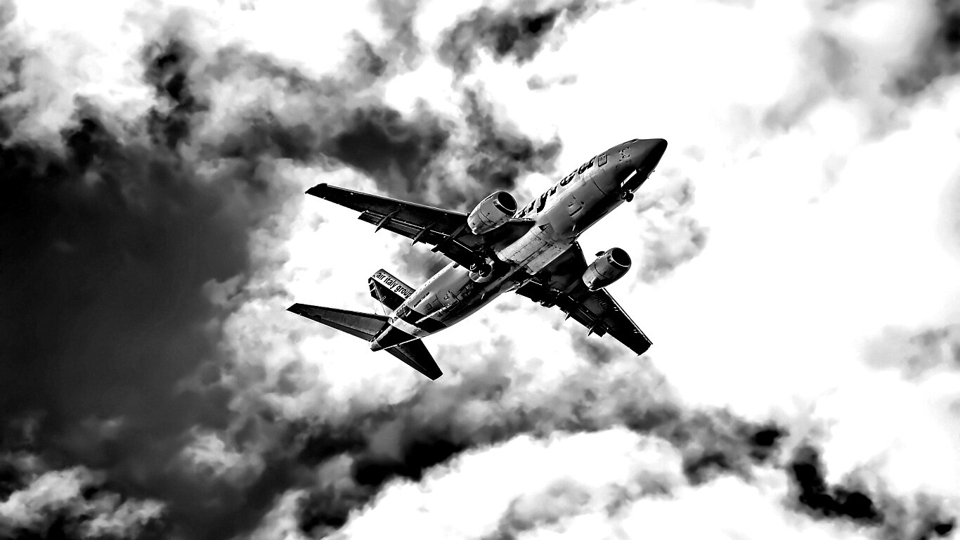 Самолет гражданской авиации в небе обои