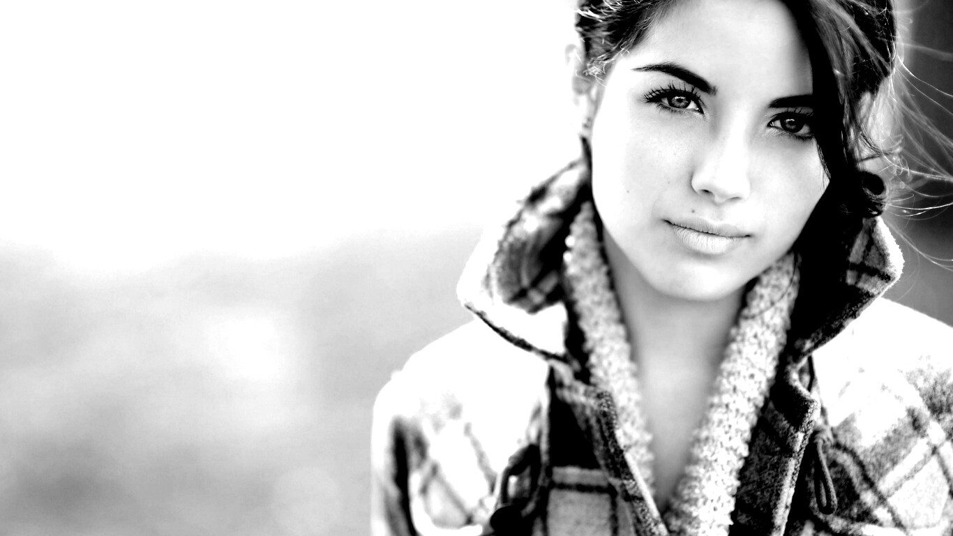 Красивая молодая девушка обои