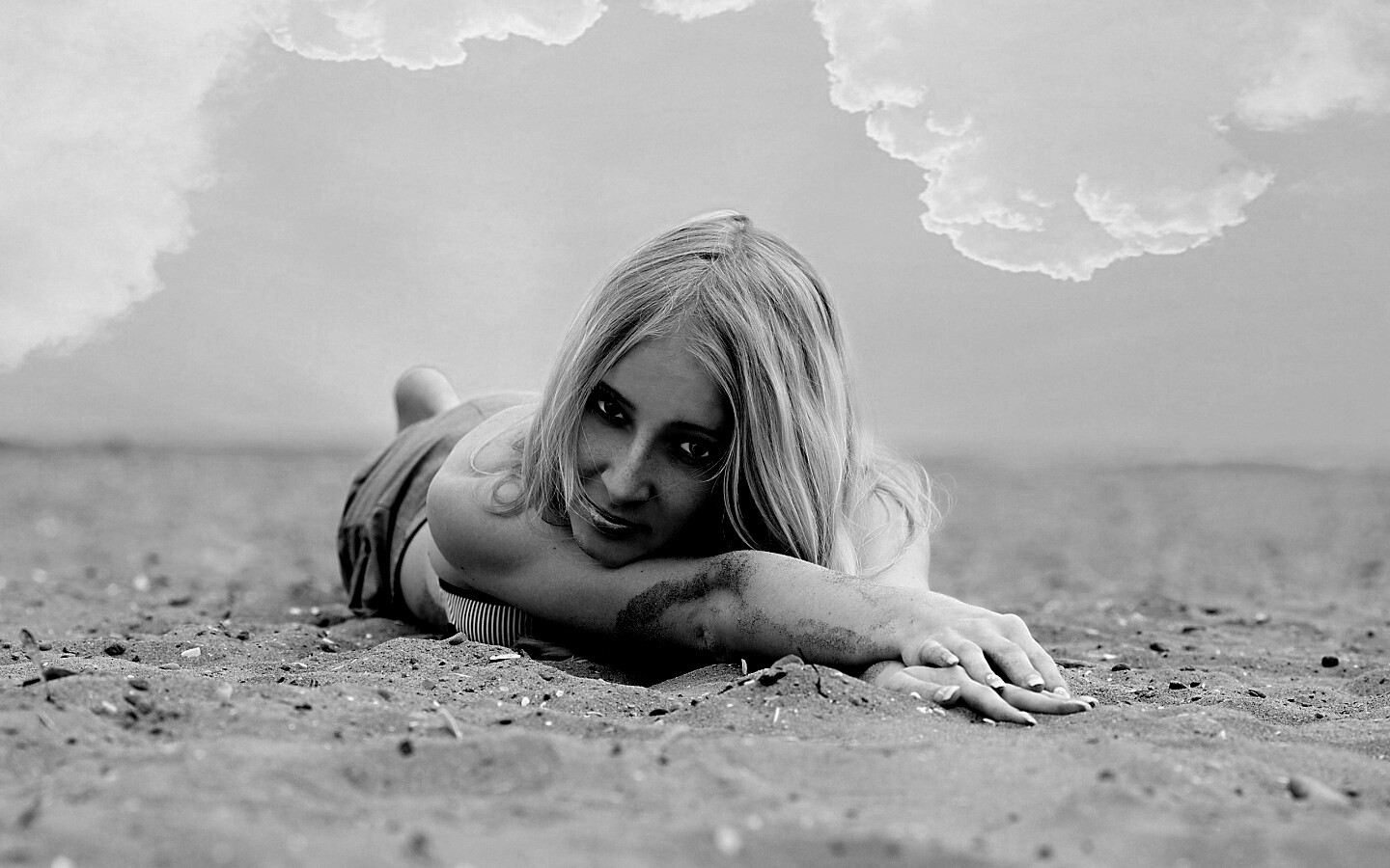 Девушка на пляже обои