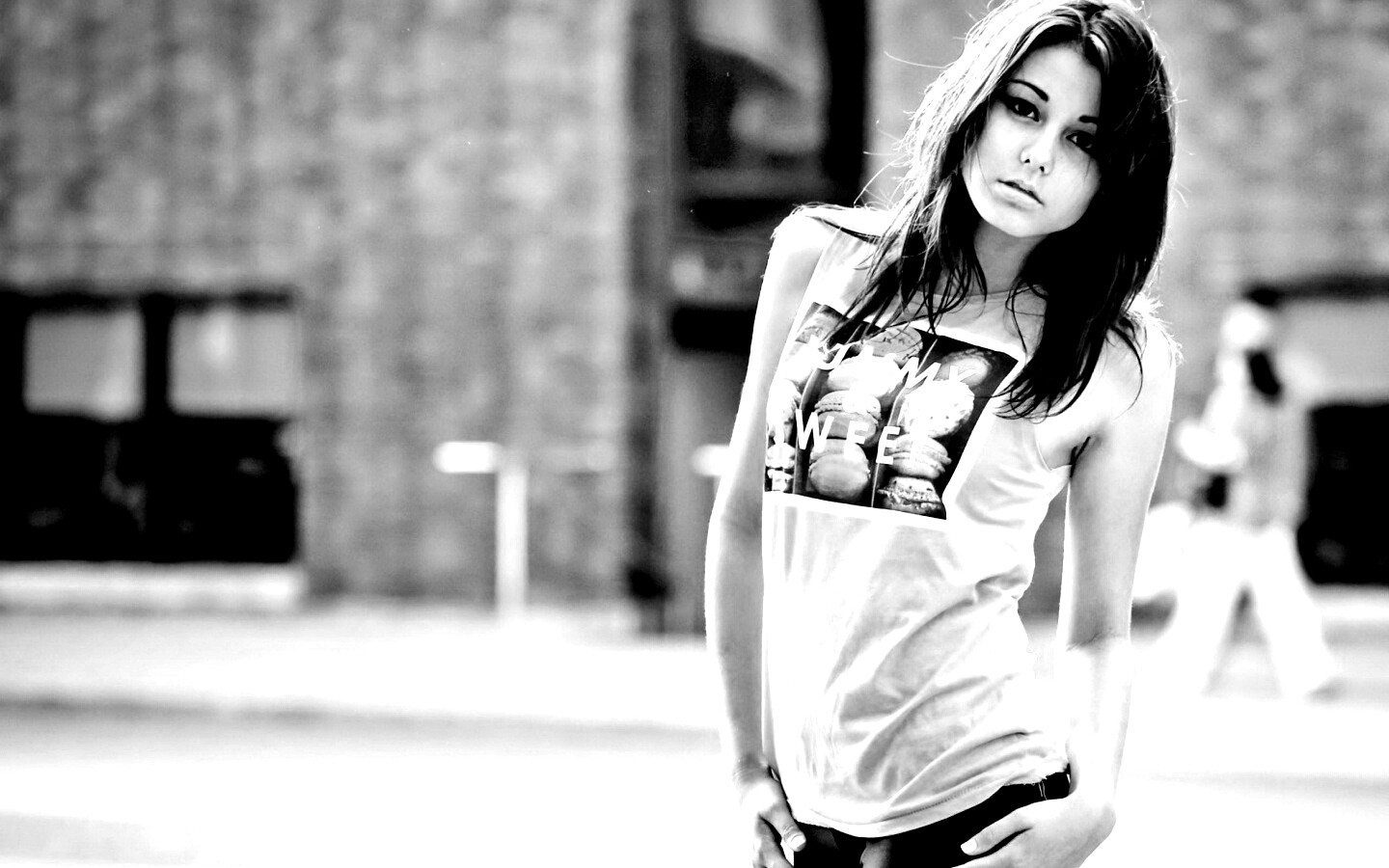 Молодая девушка в городе обои