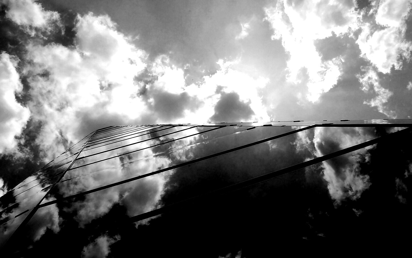 Стеклянный небоскреб уходящий в небо обои