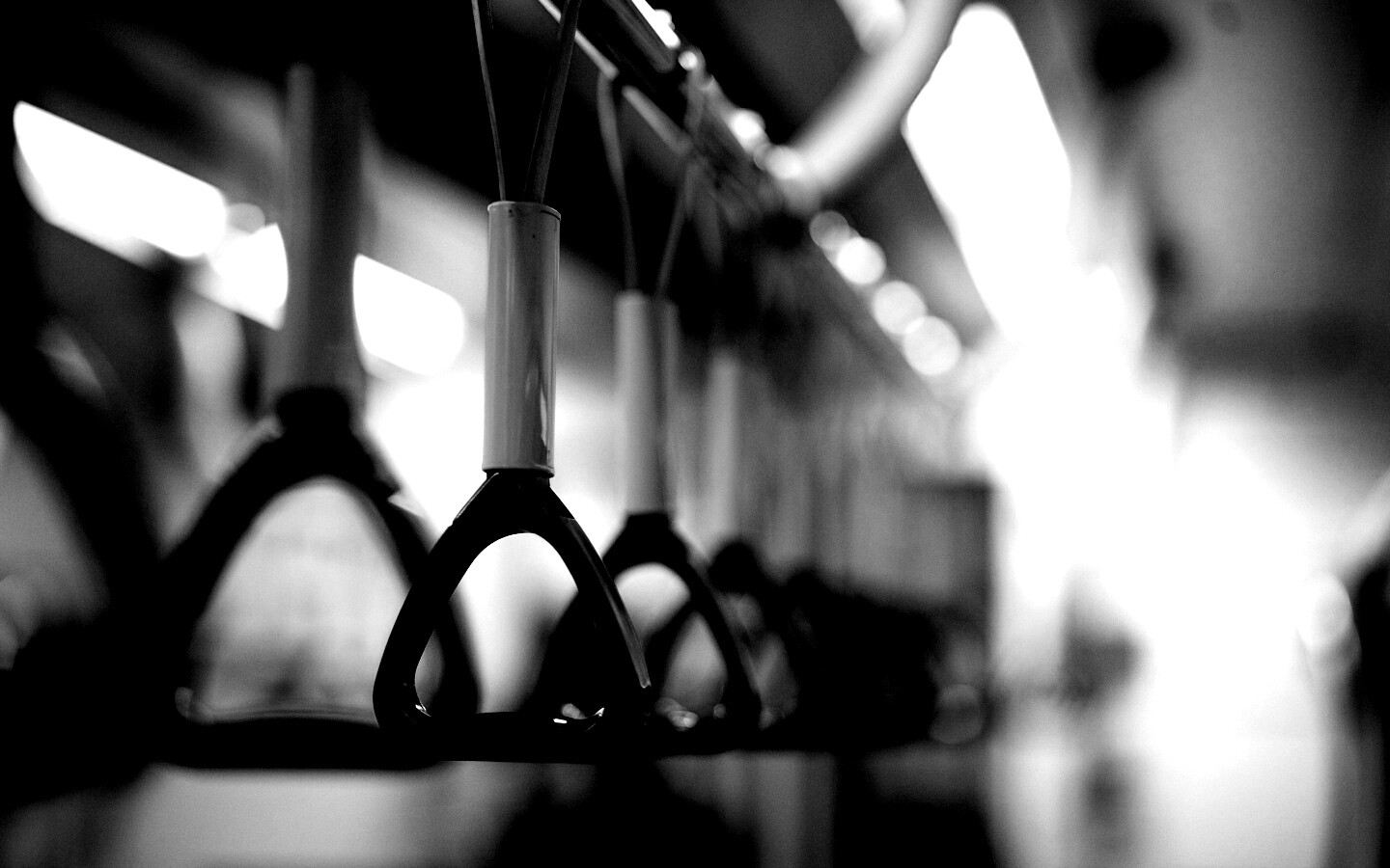 Поручни в метро обои