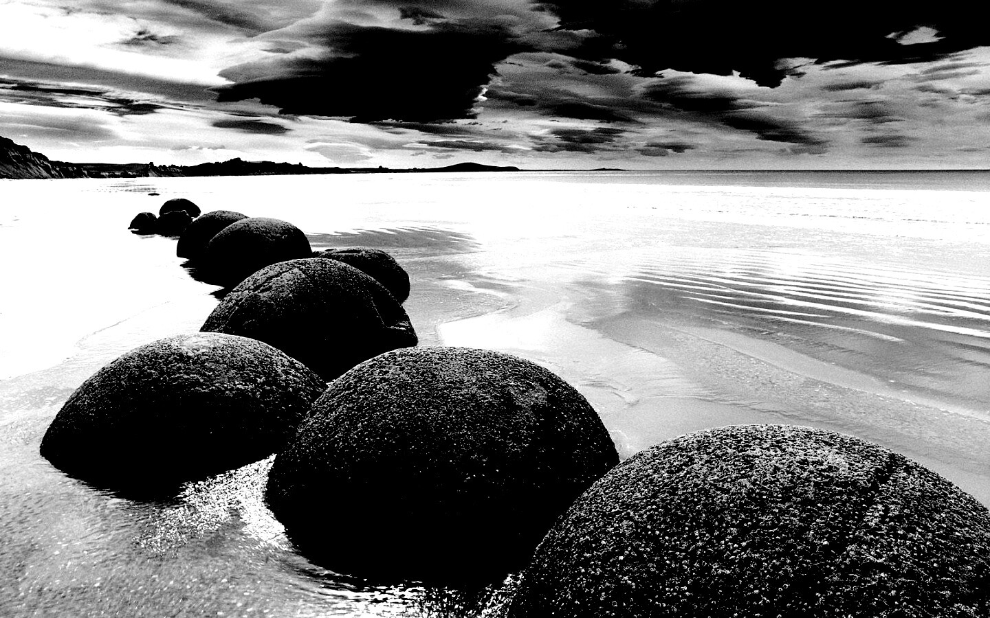 Круглые камни на берегу обои