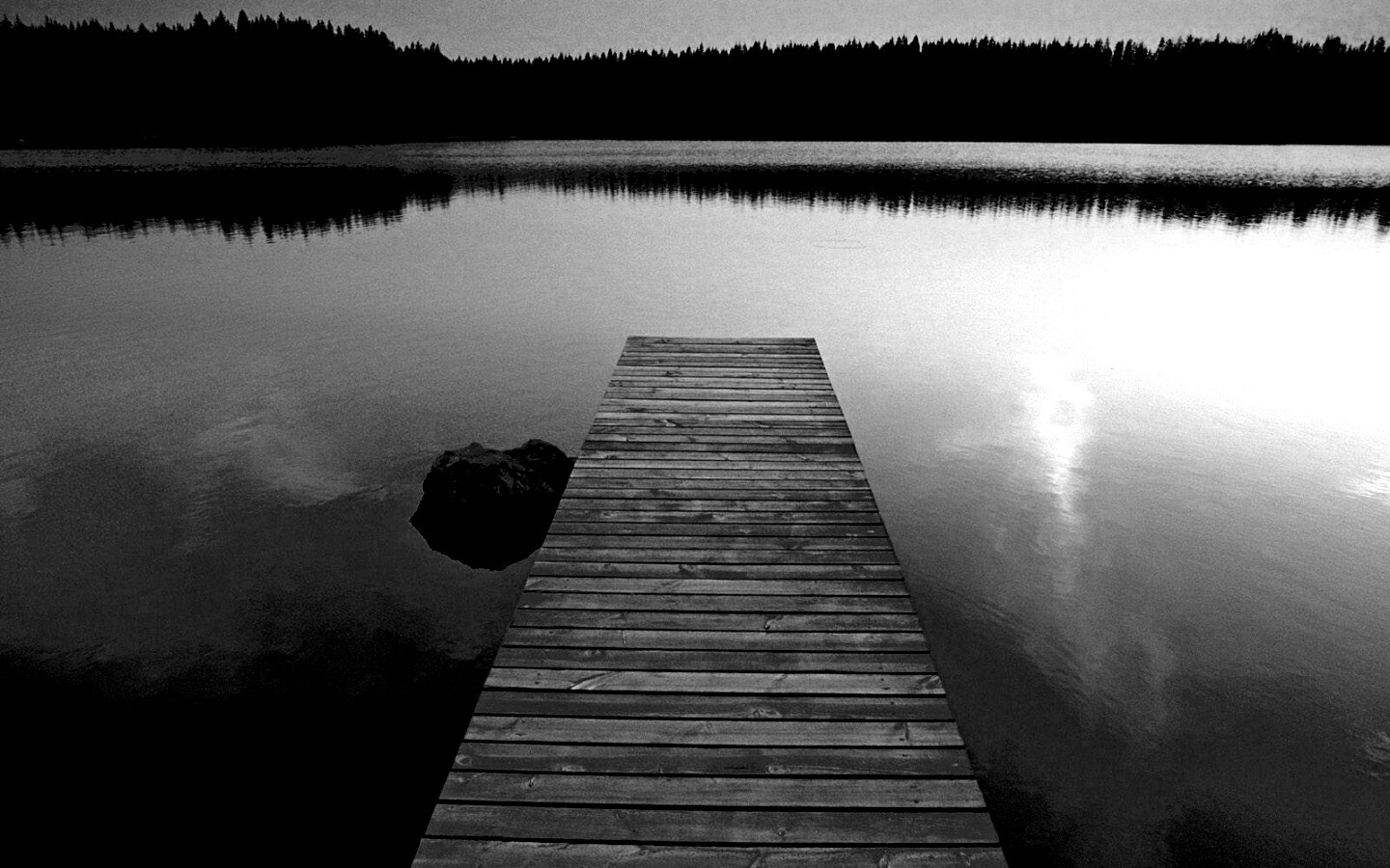 Деревянный пирс на озере обои