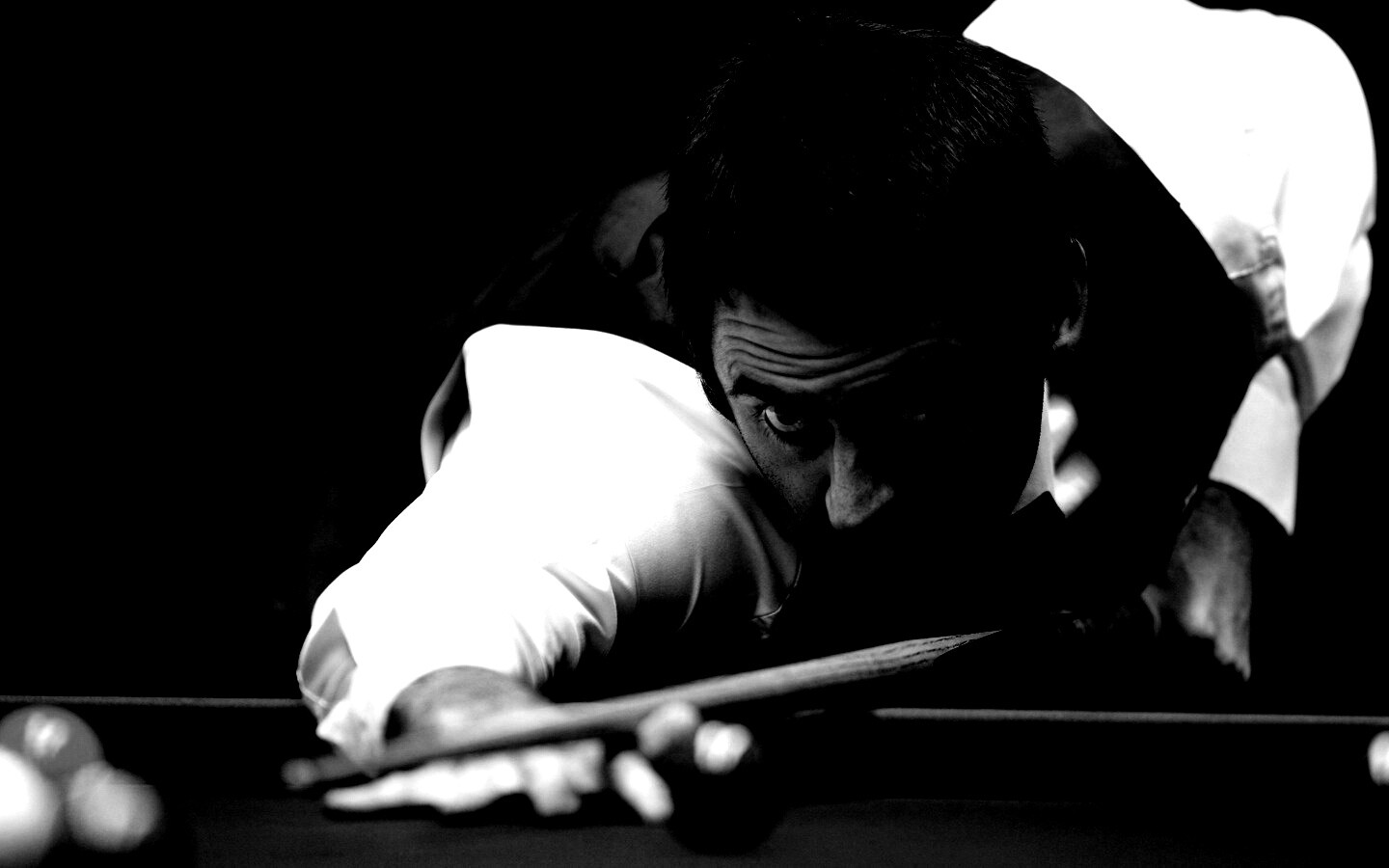 Игрок в бильярд обои