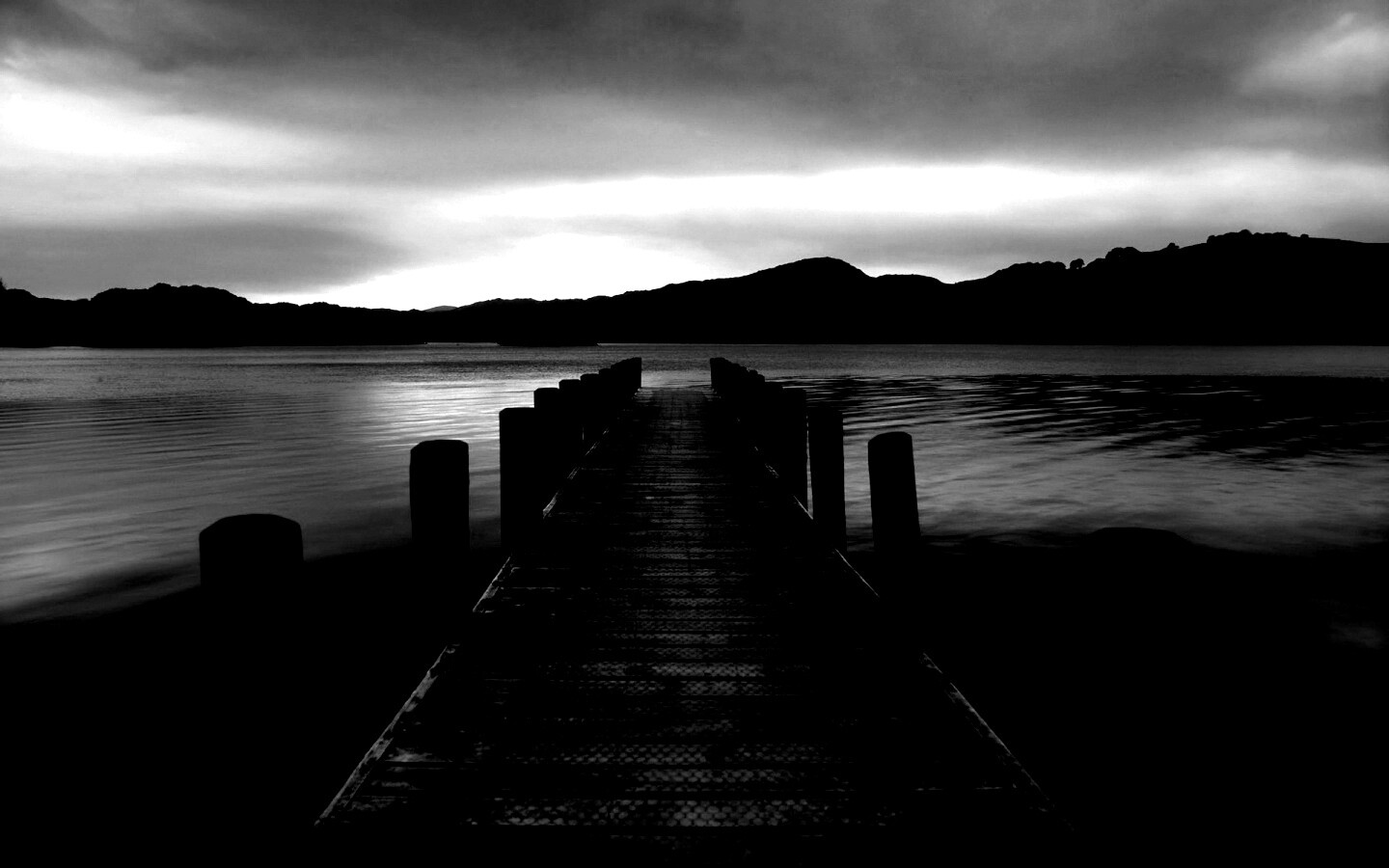 Деревянный причал на озере обои