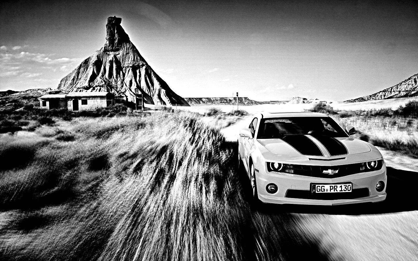 Камаро на пустынной дороге обои