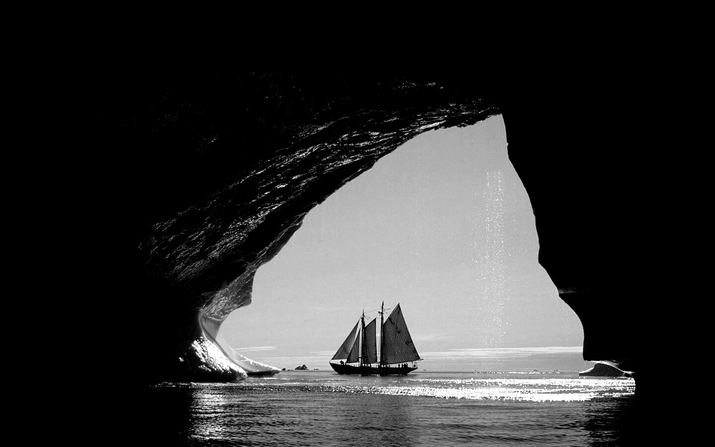 Парусник под ледяной аркой обои