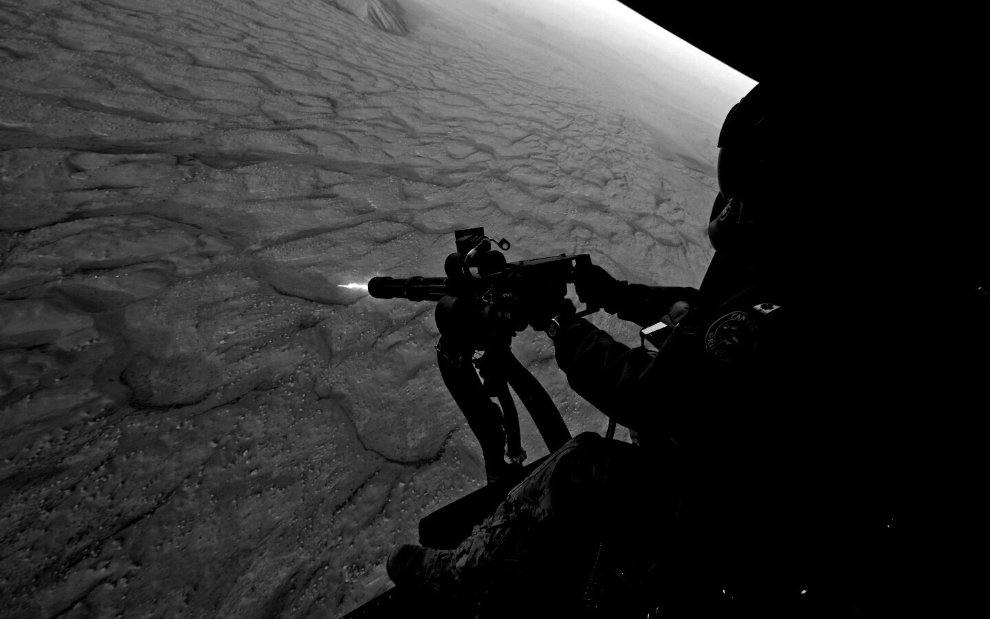 Обстрел с борта вертолета обои