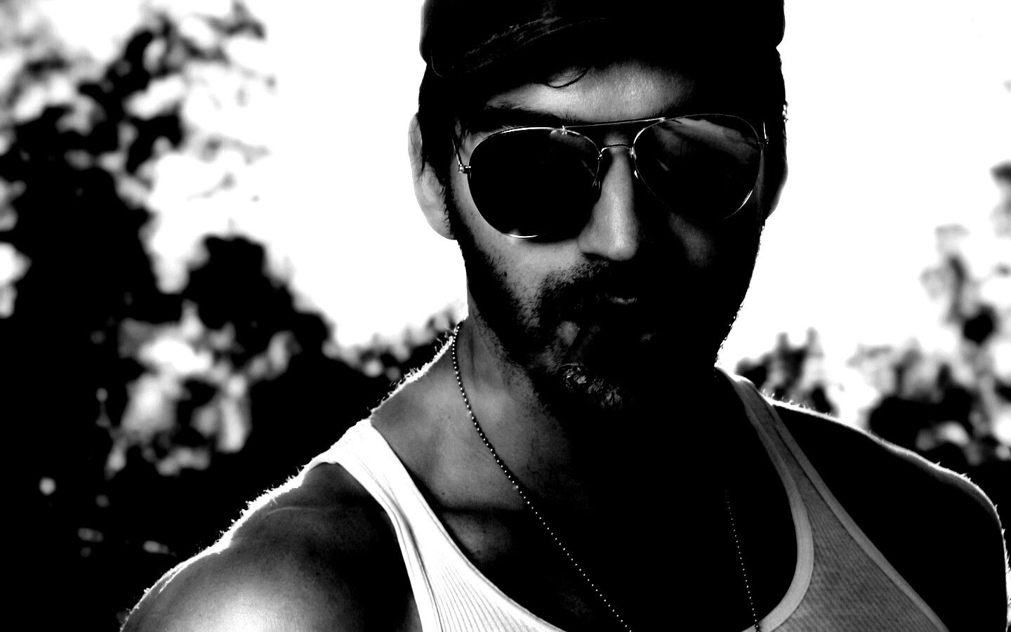 Суровый парень с сигарой обои