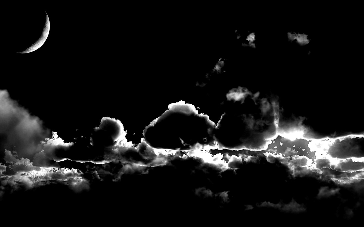 Облака и луна в ночном небе обои