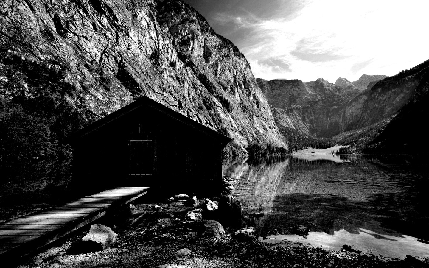 Лодный сарай на горном озере обои
