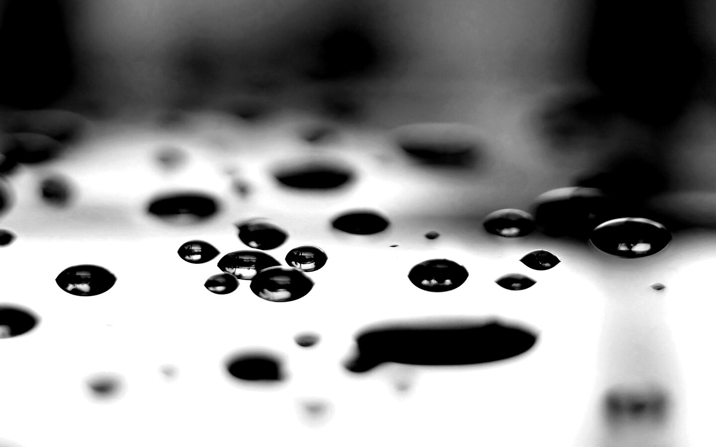 Темные капли на зеркальнйо поверхности обои