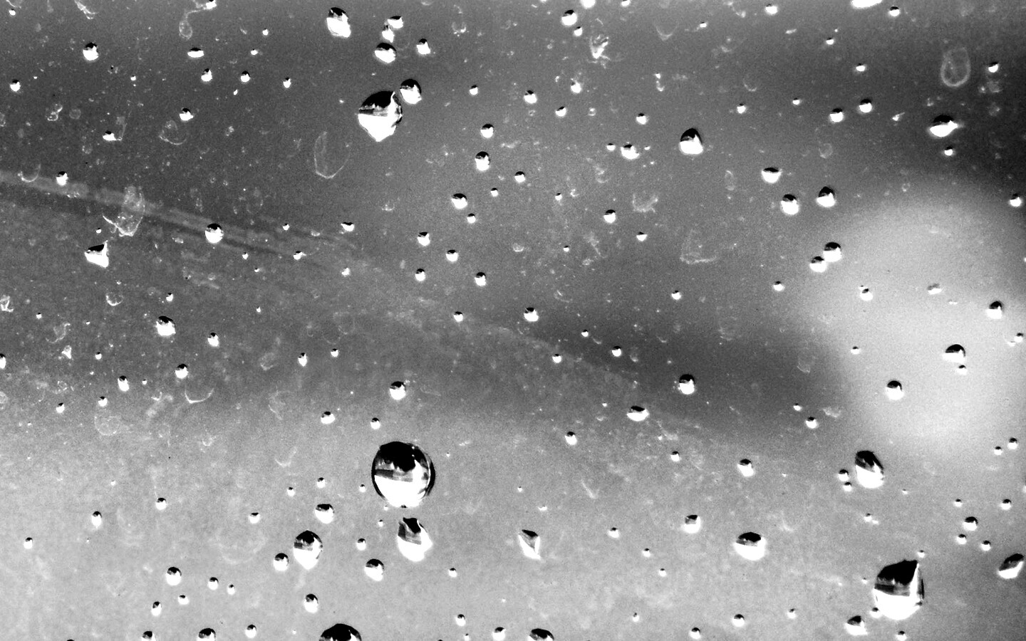 Капли на грязном стекле обои