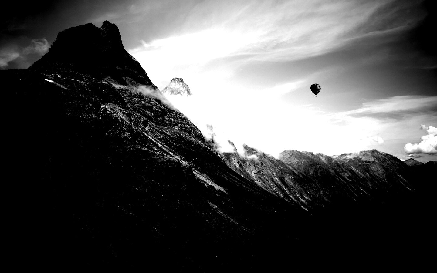 Воздушный шар в горах обои