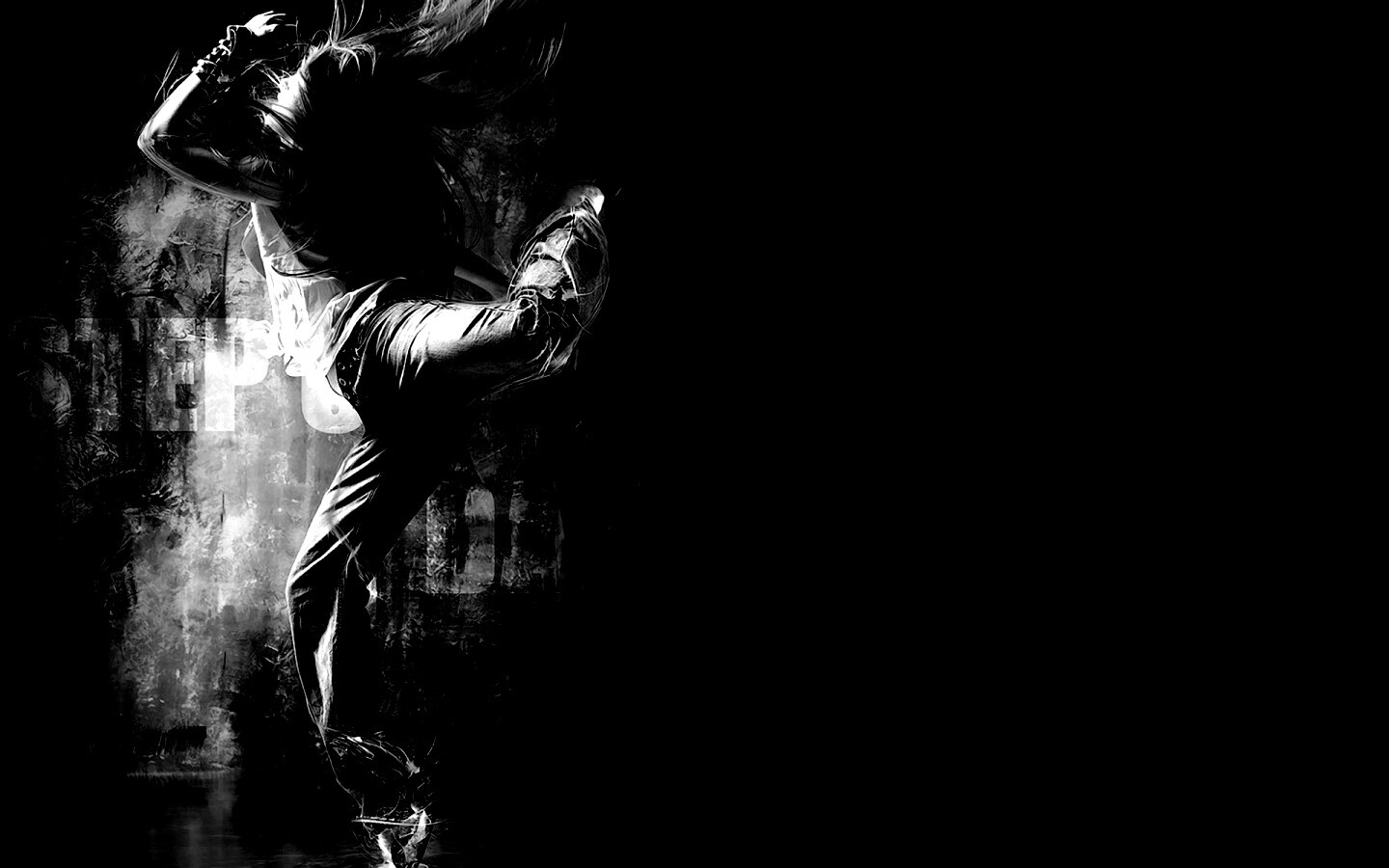 Девушка в диком танце обои