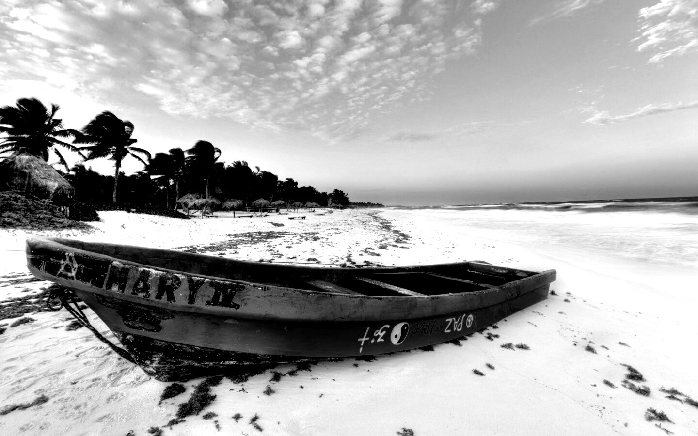Лодка на берегу моря MARY IV обои