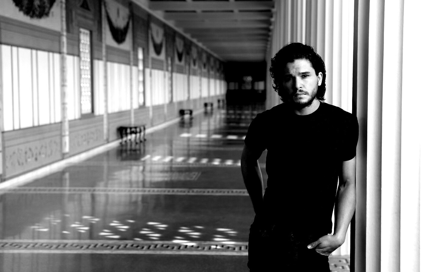 Кит Харингтон у колонны обои