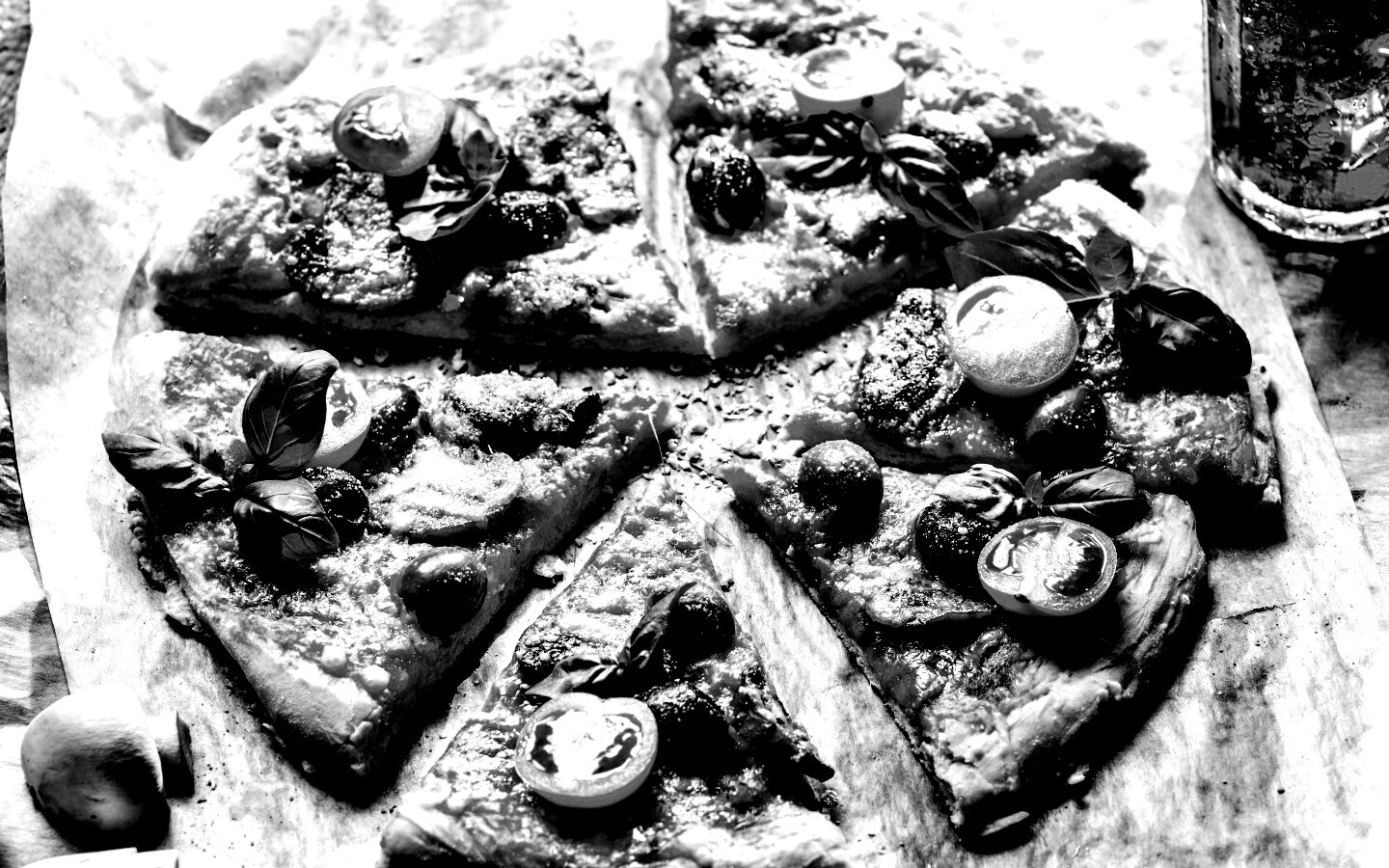 Сочная пицца с томатами и пармезаном обои