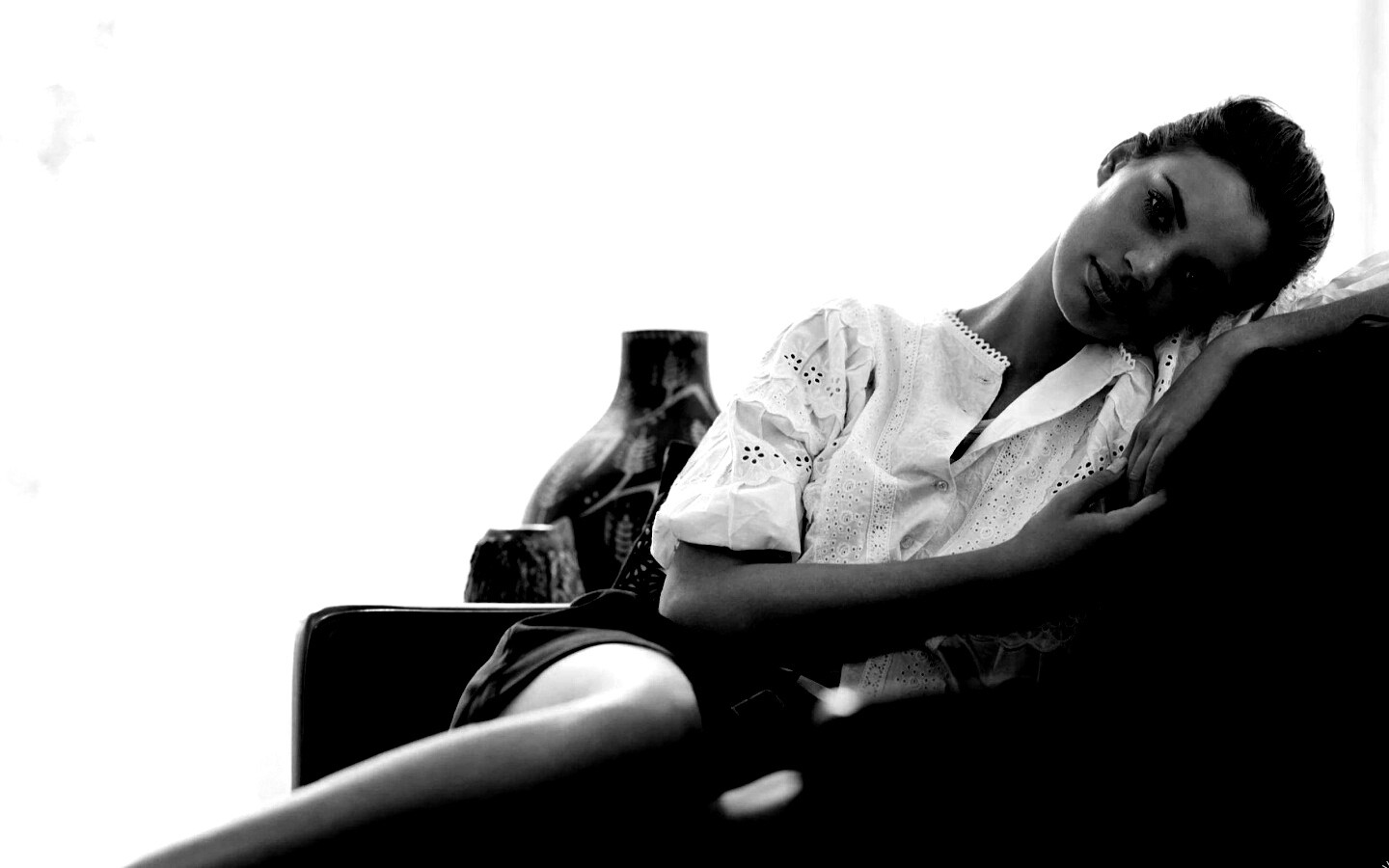 Девушка на диване обои