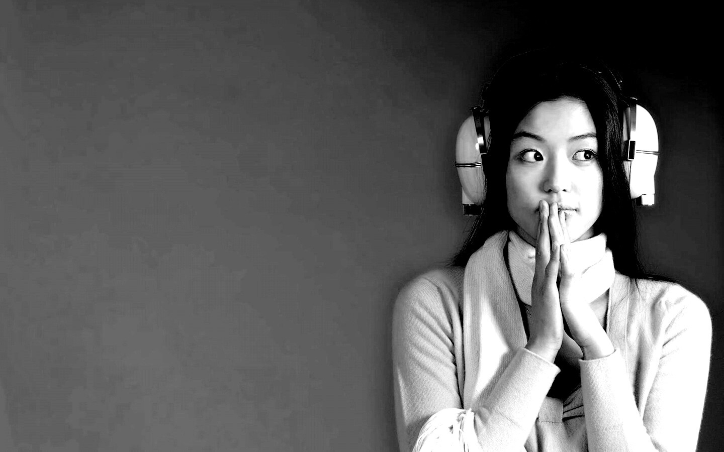 Японка в наушниках обои