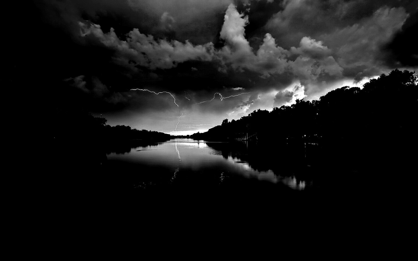 Молнии на фоне заката, стандартные обои mac обои