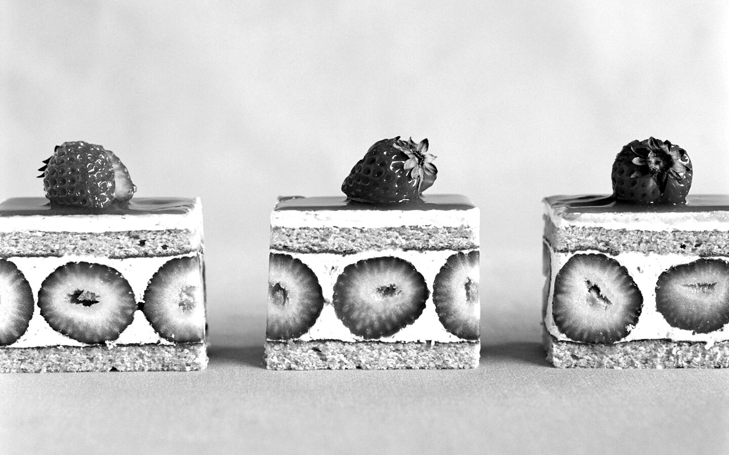 Ломтики клубничного торта обои