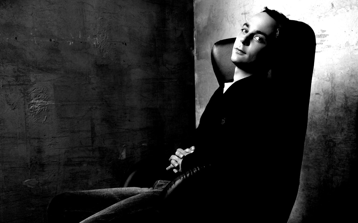 Джим Парсонс в крселе обои