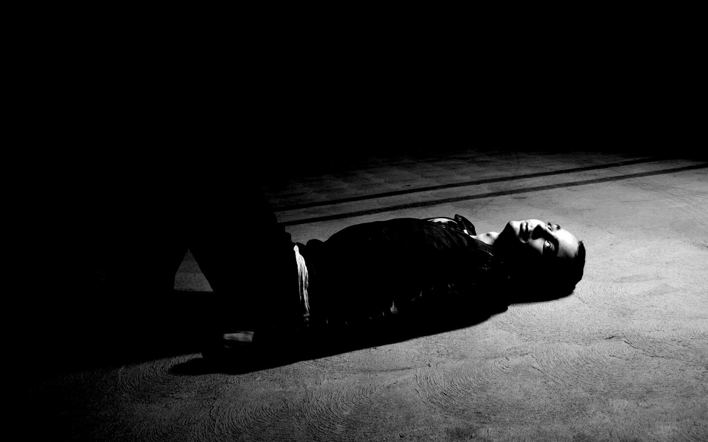 Джим Парсонс на полу обои