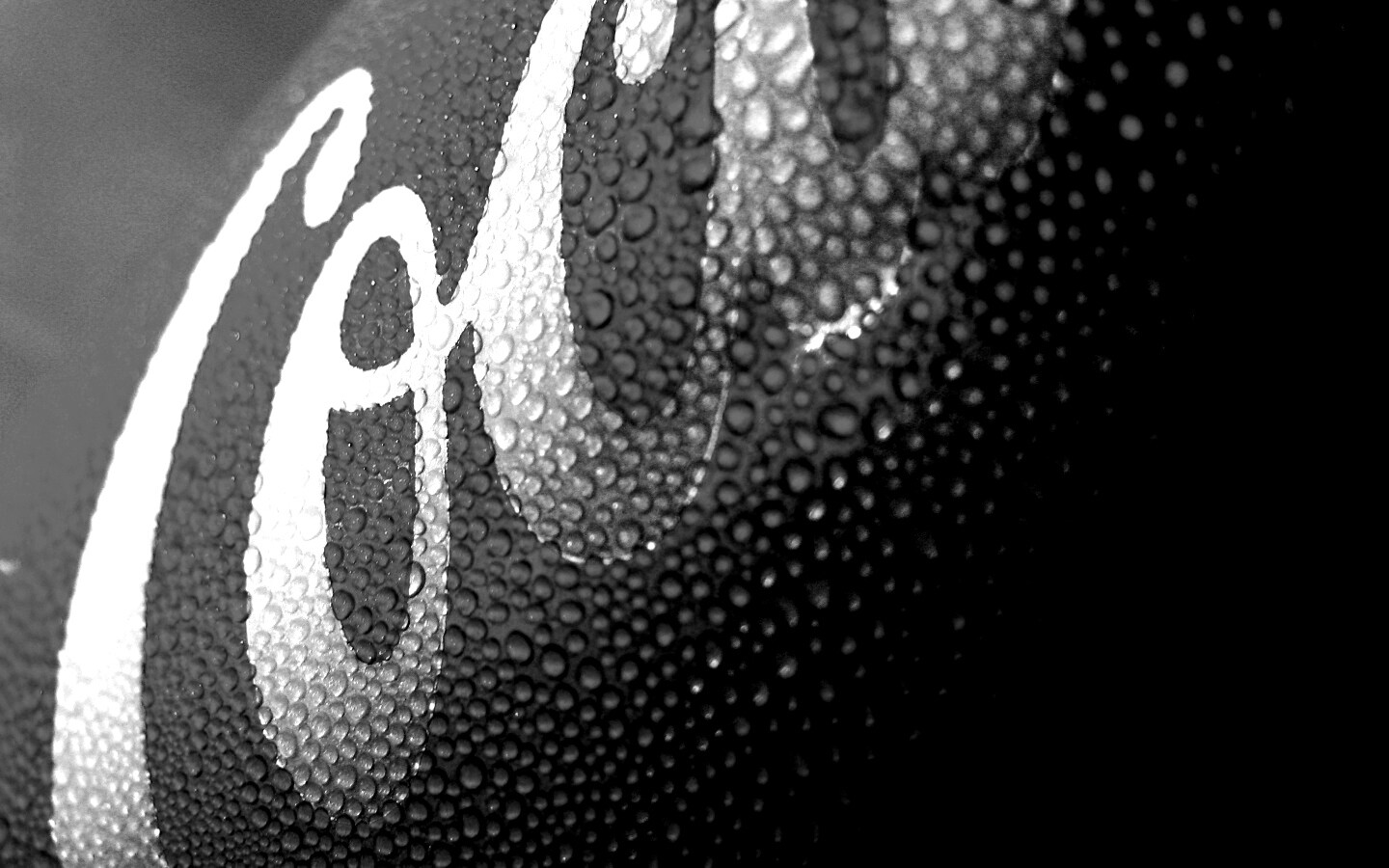 Запотевшая банка Кока-Колы обои