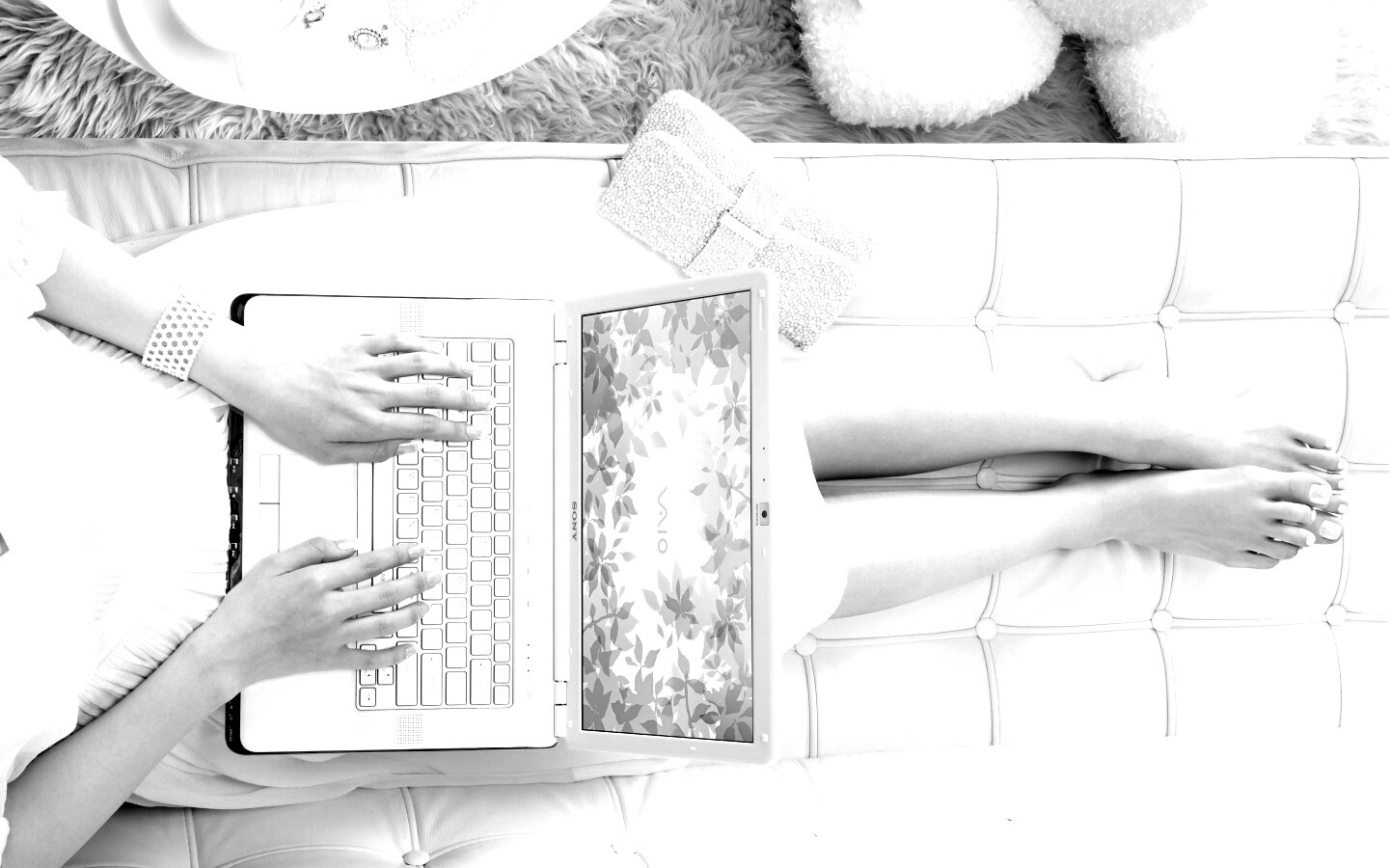 Девушка с ноутбуком vaio обои