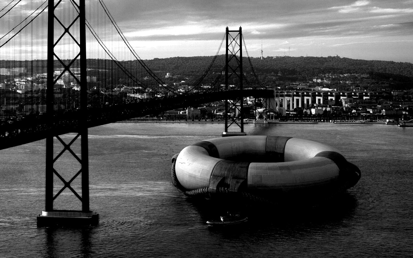 Огромный спасательный круг обои