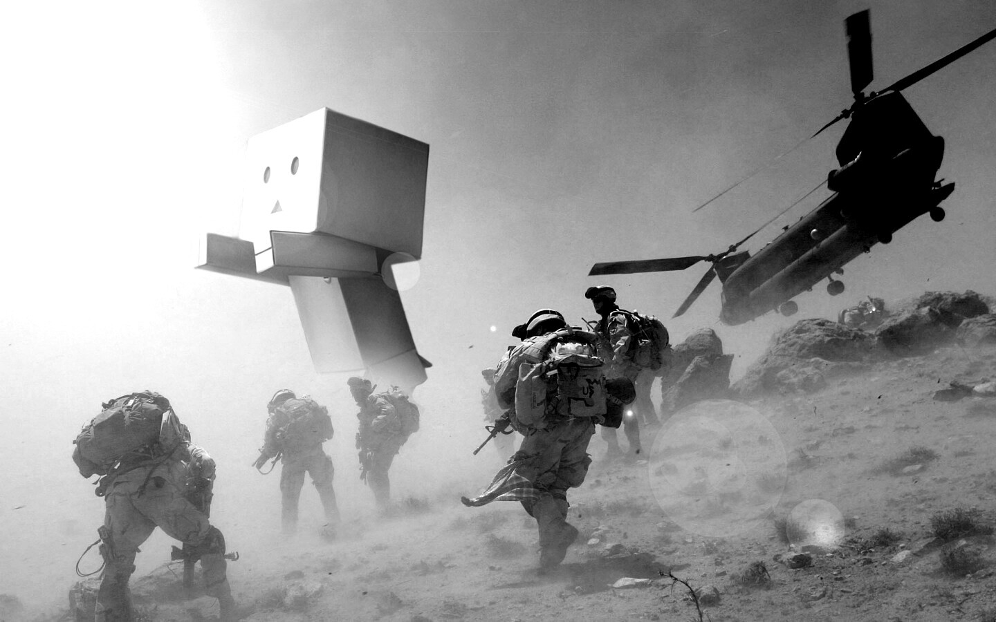 Картонный человек среди солдат обои