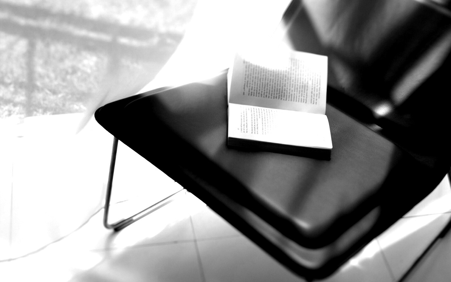 Книга на стуле обои