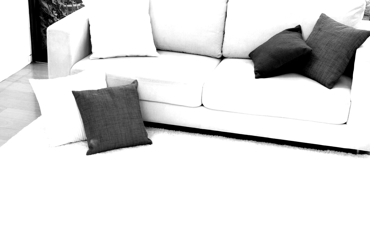 Диван с подушками обои