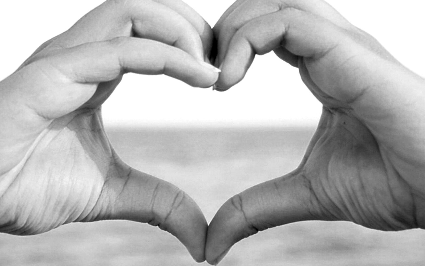Руки сложенные сердечком обои