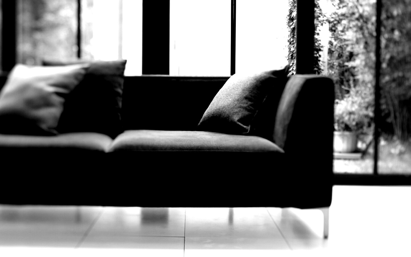 Диван в комнате обои