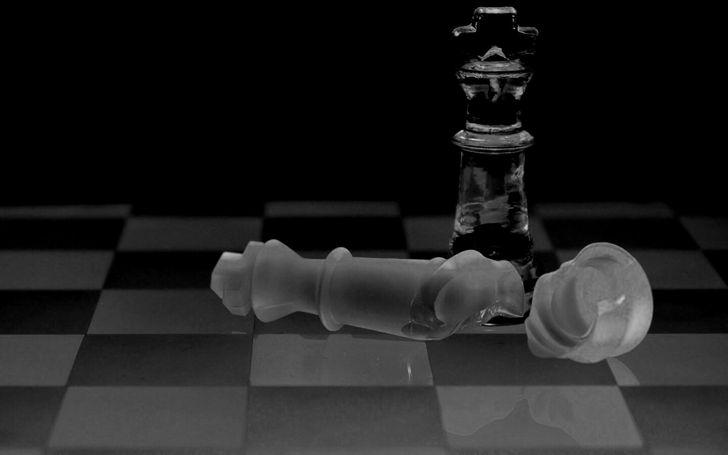 Две шахматных фигуры обои