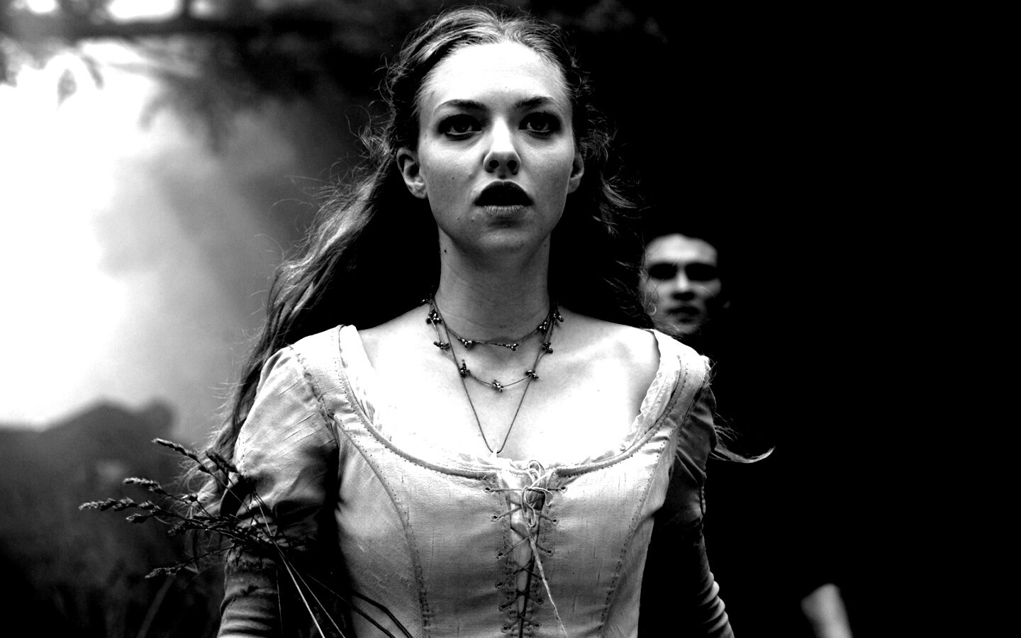 Аманда Сейфрид в Красной Шапочке обои