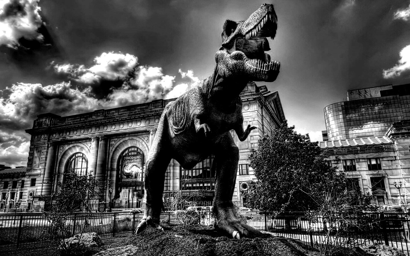 Скульптура динозавра рядом с музеем рептилий обои