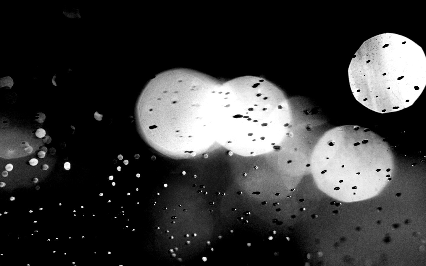 Огни, стекло и капли обои