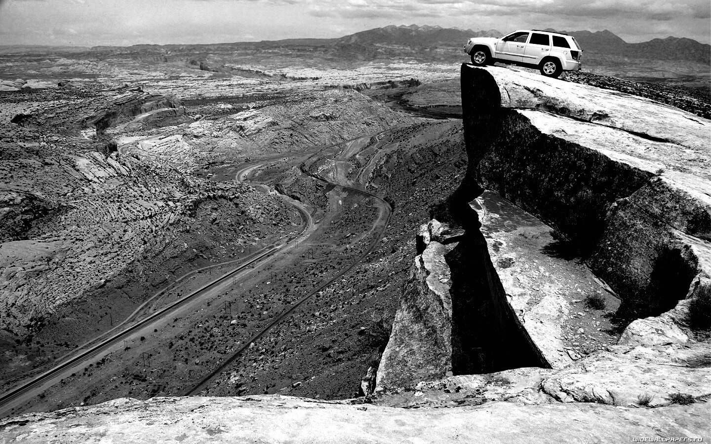 Внедорожник в горах обои