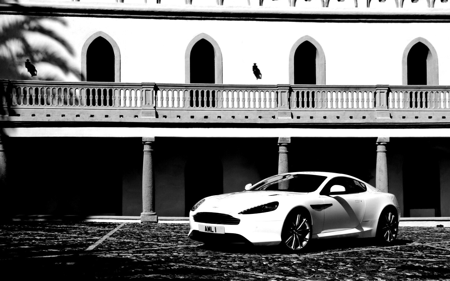 Астон Мартин в дворике дома обои