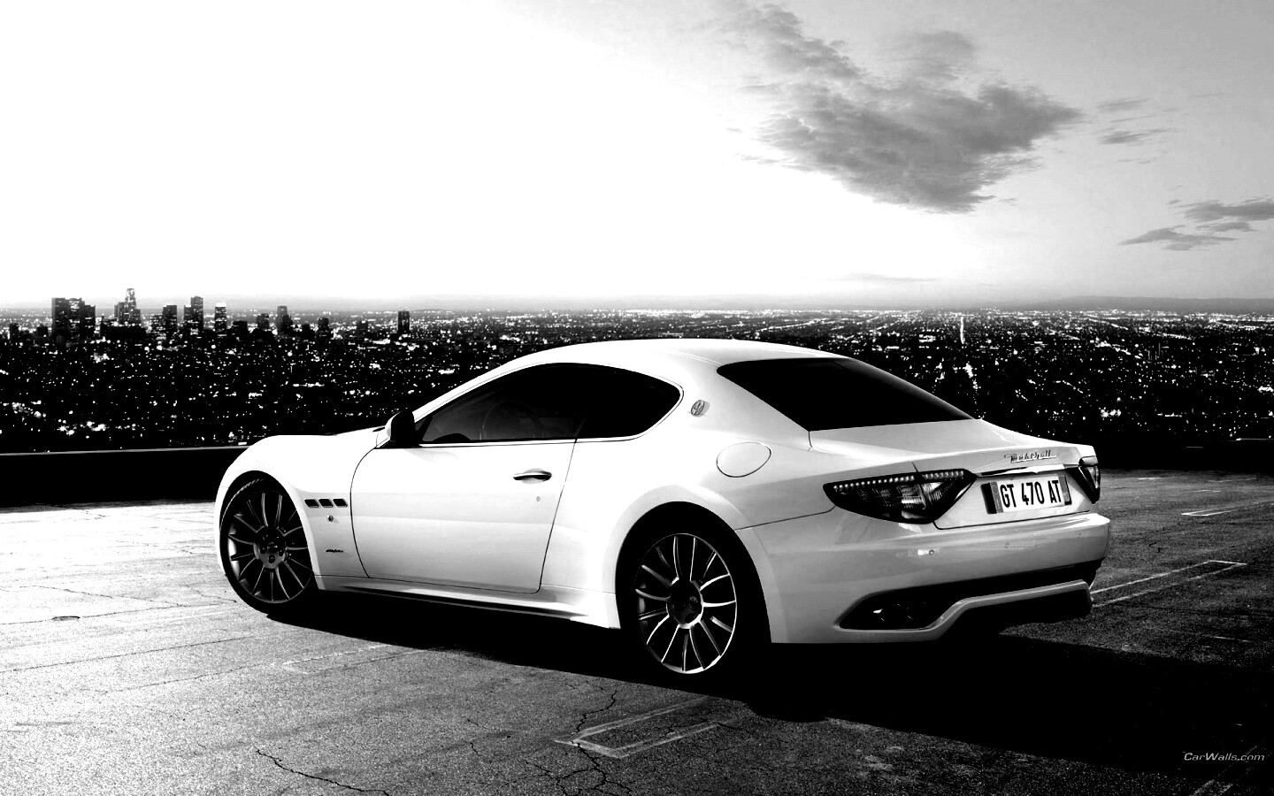 Maserati Granturismo на фоне города обои