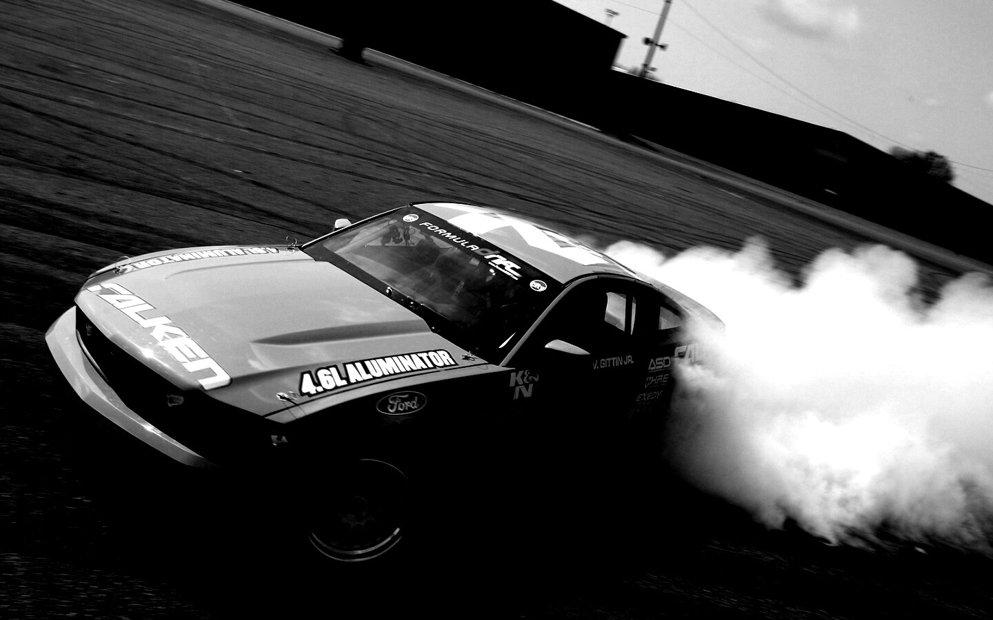 Мустанг дрифтует обои