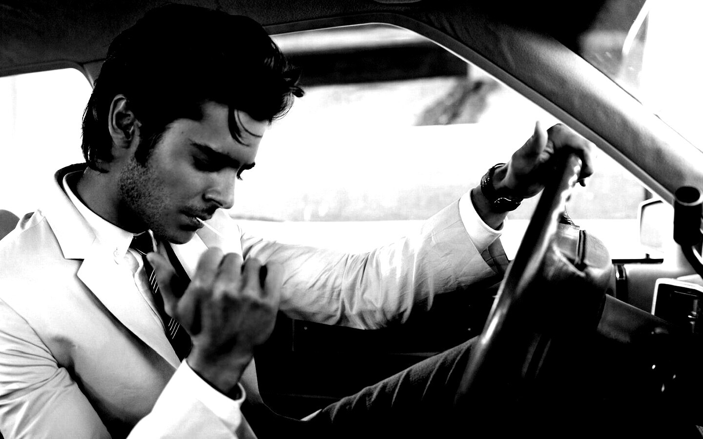 Мужчина прикуривает в машине обои